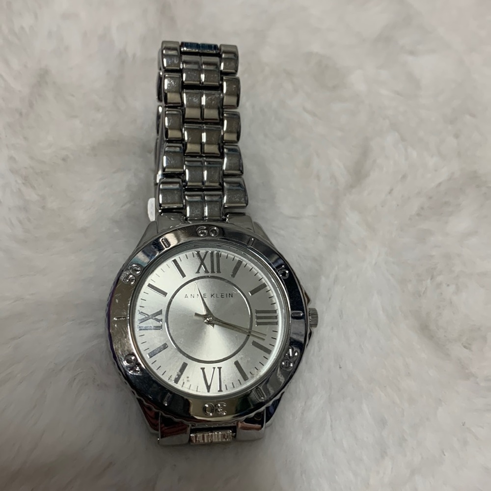 Silver Dial Analog Quartz Women's Watch